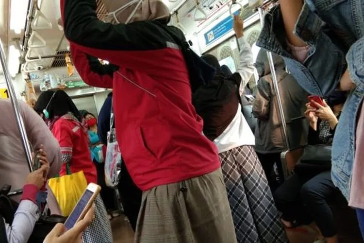 Kondisi penumpang KRL dari arah Stasiun Cikarang, Bekasi menuju Jakarta, Senin (13/4/2020). (Foto: Suara.com/ Istimewa)