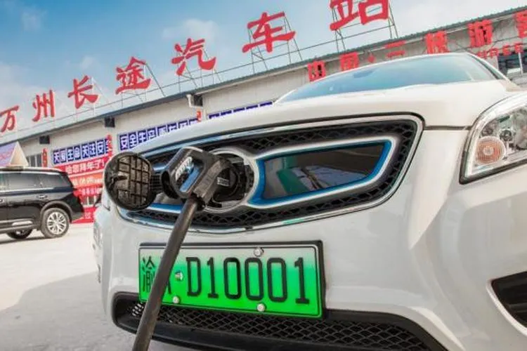 Sebuah mobil listrik di Chongqing, Cina tengah mengisi ulang baterai. Sebagai ilustrasi [Shutterstock].