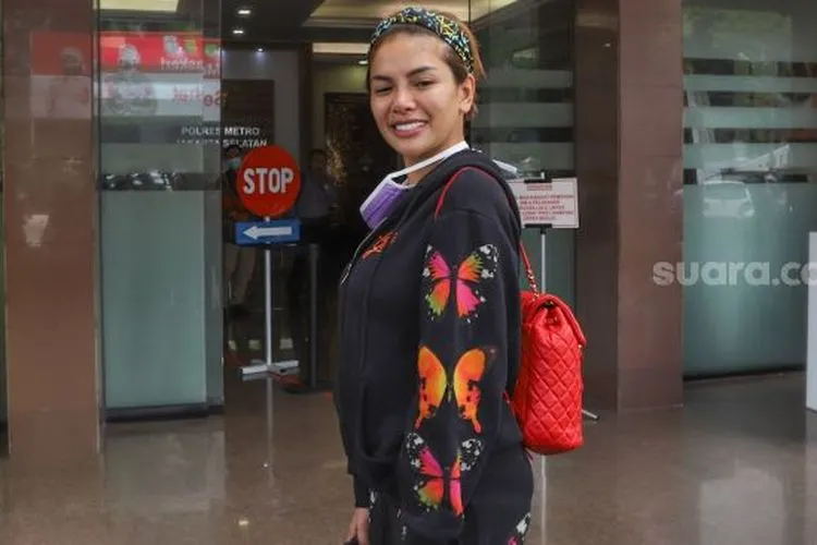 Aktris Nikita Mirzani berpose didepan kamera saat ditemui di Polres Metro Jakarta Selatan, Rabu (14/10). [Suara.com/Alfian Winanto]