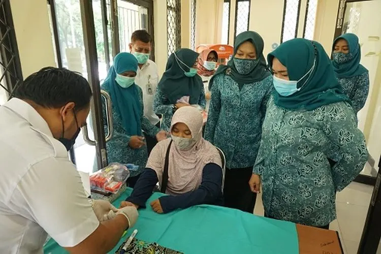 Tim Penggerak Pemberdayaan Kesejahteraan Keluarga (TP PKK) Kabupaten Bekasi menggelar rapid test gratis untuk kaum perempuan di Kantor Sekretariat PKK Kabupaten Bekasi, Cikarang Pusat, Rabu (16/12/2020)/Humas Pemkab Bekasi