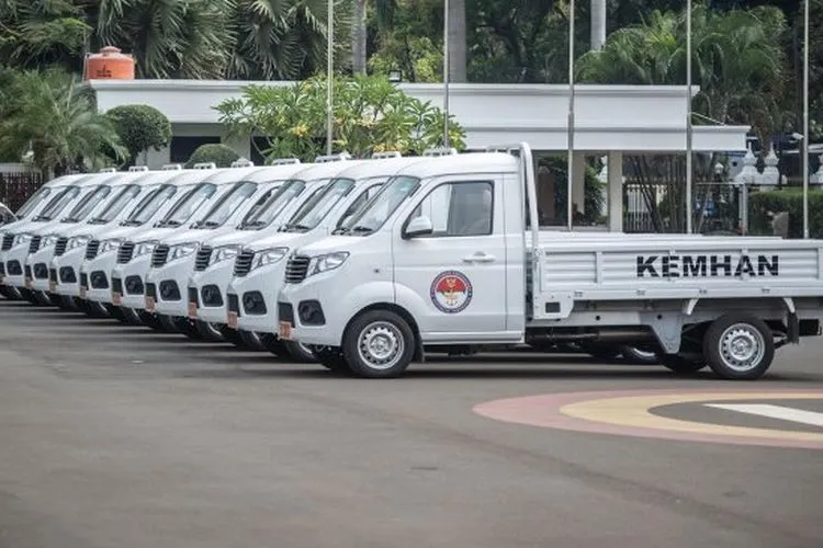 Mobil Esemka tipe Bima 1.3 di Lapangan Apel Bhinneka Tunggal Ika, Kementerian Pertahanan, Jakarta, Selasa (15/10). [ANTARA FOTO/Aprillio Akbar]