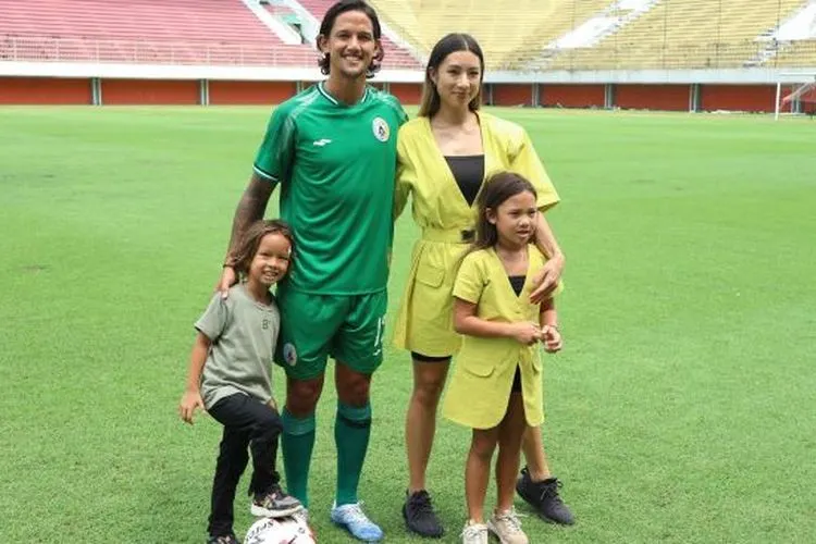 Irfan Bachdim saat dikenalkan menjadi penyerang di Klub PSS Sleman/ Suara.com