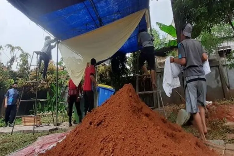 Makam Ustaz Maaher basah saat digali. (Suara.com/Wivy)