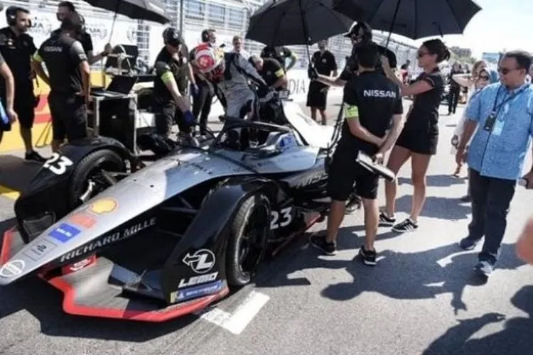 Gubernur DKI Jakarta Anies Baswedan (kemeja biru) memantau balapan mobil listrik Formula E di Brooklyn Street Circuit, New York. (Facebook/Anies Baswedan)