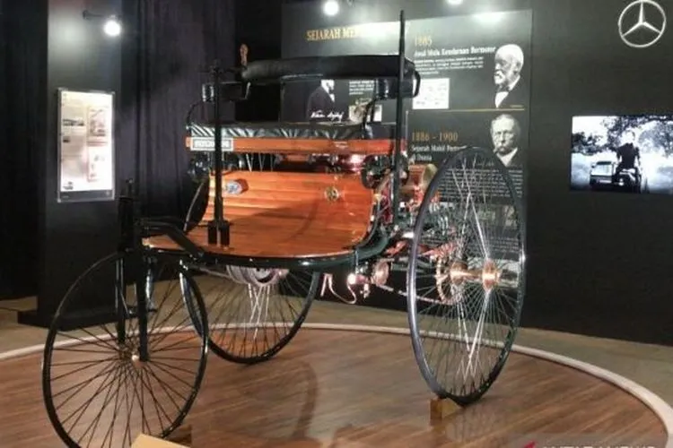 Replika Benz Patent-Motorwagen yang diserahkan Mercedes-Benz kepada Museum Nasional, Jakarta, Sabtu (9/2/2020). Replika itu akan dipajang dalam pameran sementara yang bertajuk