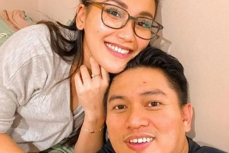 Ayu Ting Ting bersama pacar, Aditya Jayusman. [Instagram]