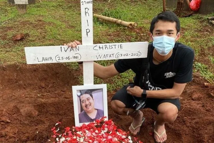 Jonatan Christie saat di samping makam sang kakak, Ivan Christie. (Instagram/@jonatanchristieofficial)