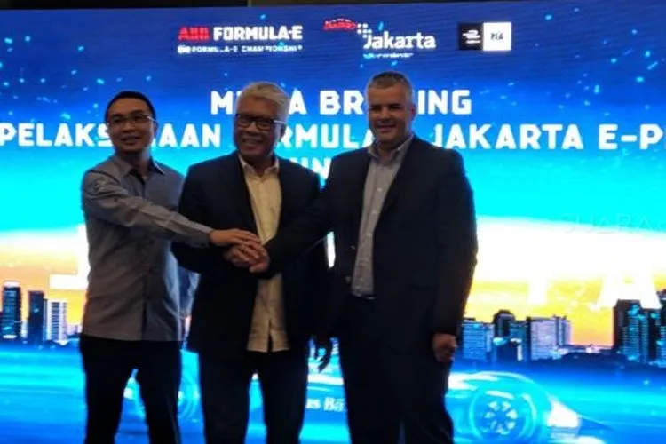 Dari kiri ke kanan: Ketua Ikatan Motorsport Indonesia (IMI) Sadikin Aksa, Direktur Utama PT Jakarta Propertindo (Jakpro) Dwi Wahyu Daryoto, dan Operation Manager of Formula E Jakarta Nuno Fernandez saat menghadiri Media Briefing Formula E 2020 Jakarta di Hotel Novetel, Cikini, Jakarta Pusat, Jumat (14/2/2020). [Suara.com / Arief Apriadi]