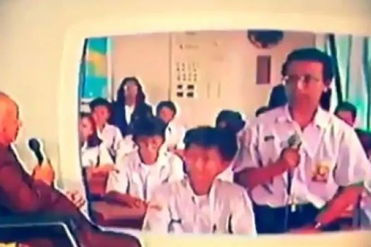 Viral video Soeharto berdialog dengan siswa SMP. (Twitter/@wowadit)