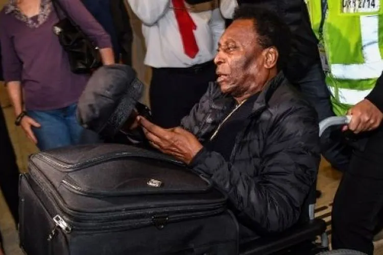 Legenda sepak bola Brasil Edson Arantes do Nascimento atau Pele tiba di salah satu bandara di Brasil, 19 April 2019. [AFP]