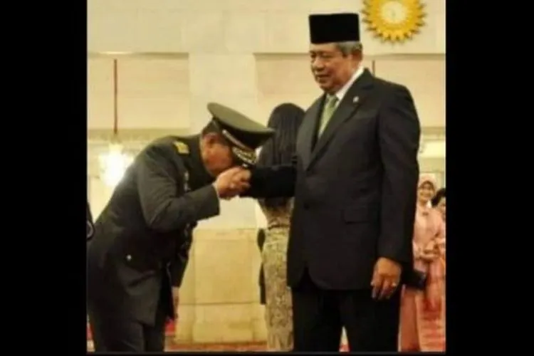 Foto Lawas SBY Lantik Moeldoko jadi Panglima TNI (Twitter)