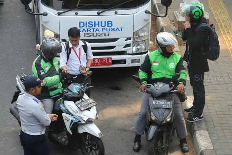 Driver ojek online menjemput penumpang di kawasan Stasiun Palmerah, Jakarta. Sebagai ilustrasi [Suara.com/Arya Manggala]