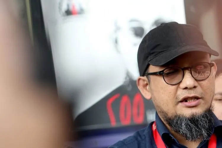 Penyidik senior Komisi Pemberantasan Korupsi (KPK) Novel Baswedan usai diperiksa oleh penyidik Polda Metro Jaya di Gedung KPK, Jakarta, Kamis (20/6). [Suara.com/Arief Hermawan P]