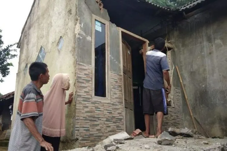 Rumah di Bogor rusak akibat gempa. (ist)