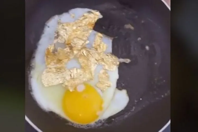 Telur ceplok bertabur emas / TikTok @cia.hartono
