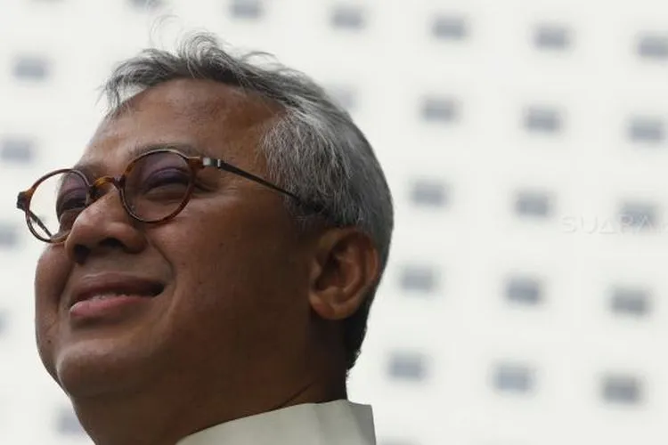Ketua Komisi Pemilihan Umum (KPU) Arief Budiman (tengah) tiba di gedung KPK untuk menjalani pemeriksaan di Jakarta, Jumat (28/2). [Suara.com/Angga Budhiyanto]
