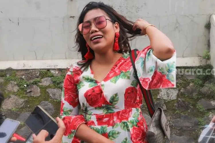 Pedangdut Evi Masamba saat ditemui di Kawasan Tendean, Jakarta Selatan, Senin (21/12). [Suara.com/Alfian Winanto]