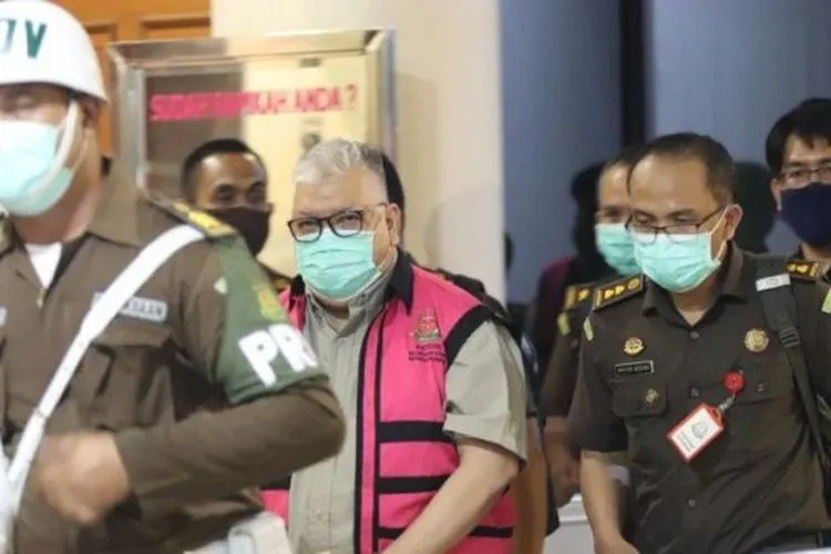 Tersangka kasus korupsi dalam pengelolaan keuangan dan dana investasi oleh PT Asabri (tengah) hendak dibawa ke Rutan usai ditetapkan sebagai tersangka, Jakarta, Senin (1/2/2021). [Dok. Humas Kejagung]