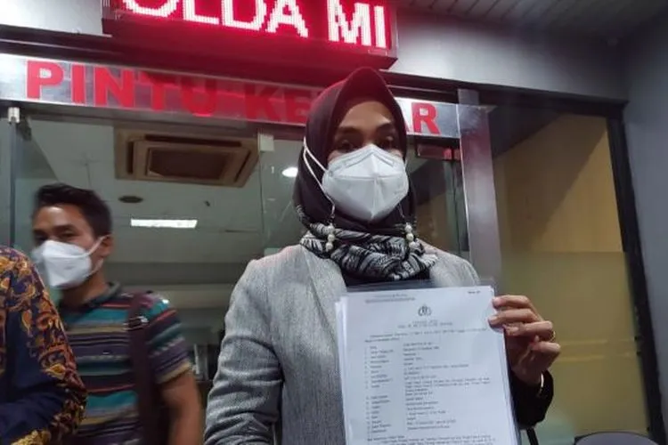 Wedding Organizer atau WO Aisha Weddings resmi dilaporkan ke Polda Metro Jaya karena mempromosikan pernikahan anak usia 12 tahun, Rabu (10/2/2021) malam. [Suara.com/Yasir]