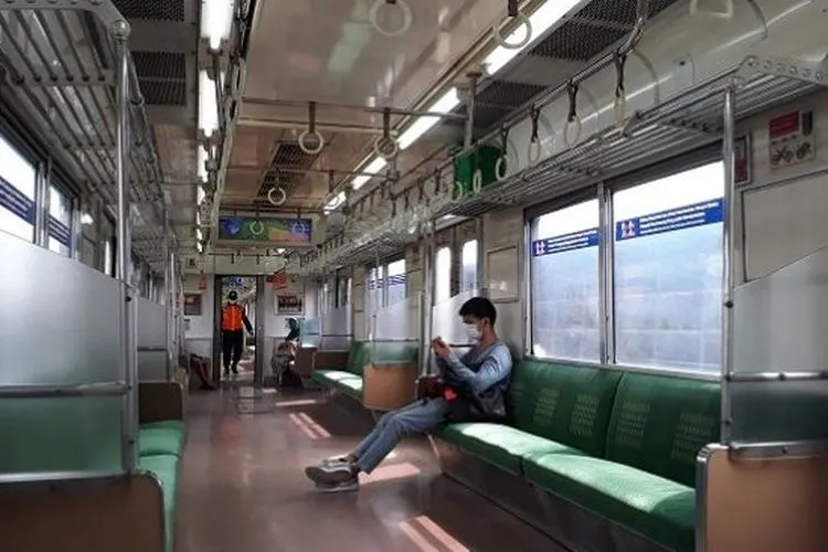 Suasana gerbong KRL di Stasiun Manggarai saat hari pertama PSBB Jakarta, Jumat (10/4/2020). (Suara.com/Bagaskara Isdiansyah)