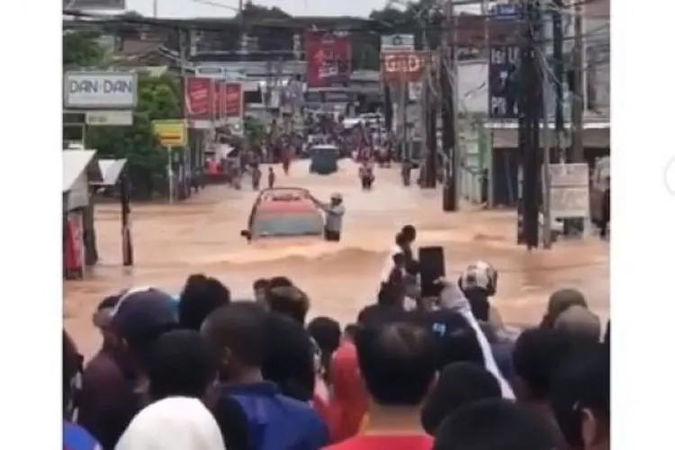 Isuzu Panther terjang banjir dengan mudahnya (instagram)