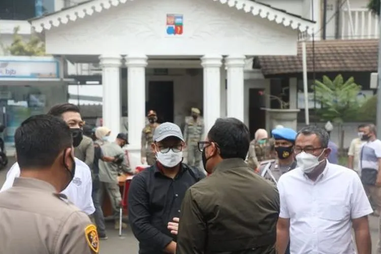 Tiga orang dari rombongan konvoi moge lolos ganjil genap Bogor, saat diberikan sanksi oleh Pemerintah Kota Bogor, Sabtu (13/2/2021). [Suara.com/Dok. Kepolisian]