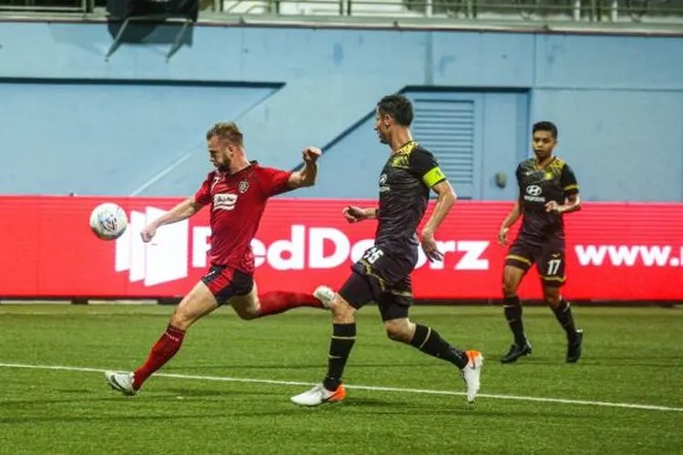 Aksi penyerang Bali United, Melvin Platje saat membobol gawang Tampines Rovers. (Dok. Bali United)