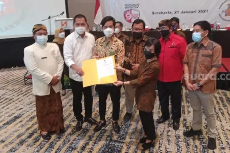 Gibran Rakabuming Raka dan Teguh Prakosa ditetapkan sebagai pemenang Pilkada Kota Solo 2020.(Suara.com/R Augustino)