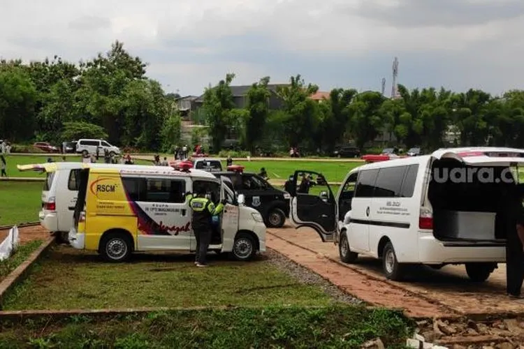 Jenazah pasien covid-19 terus berdatangan ke Tempat Pemakaman Umum (TPU) Bambu Apus, Cipayung, Jakarta Timur hingga Selasa (26/1/2021) siang. (Suara.com/Bagaskara)