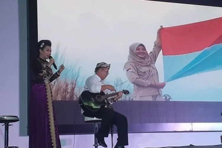 Rektor Institut Pertanian Bogor (IPB) University, Prof. Dr. Arif Satria saat memainkan gitar di acara malam puncak kreatif Bogor, Rabu (9/9/2020) lalu dengan Ratna Listy. (Suara.com/Andi Ahmad Sulaendi).