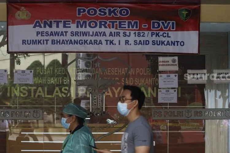 Keluarga penumpang pesawat Sriwijaya Air SJ 182 bersiap menyerahkan data ante mortem guna keperluan identifikasi di RS Polri, Jakarta, Senin (11/1/2021). [Suara.com/Angga Budhiyanto]
