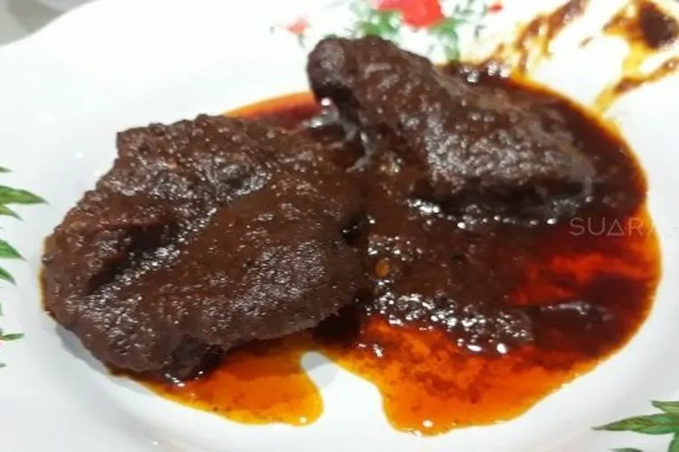 Hidangan rendang di RM Surya. [Suara.com/Risna Halidi]