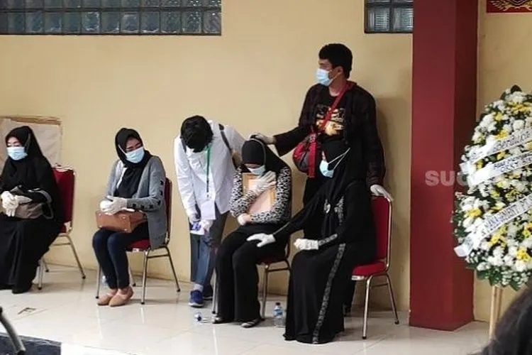 Istri dan keluarga pramugara Sriwijaya Air SJ 182 di RS Polri. (Suara.com/Bagaskara)