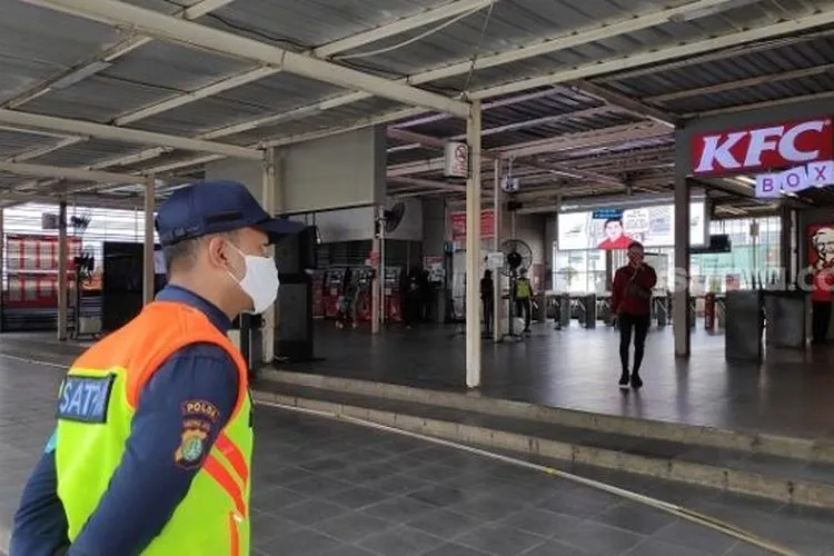 Petugas keamanan di Stasiun Manggarai. (Suara.com/Bagaskara).