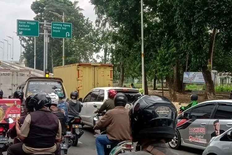 Hari kedua uji coba fly over atau jalan layang tapal kuda Lenteng Agung dan Tanjung Barat yang tampak masih padat, Senin (1/2/2021) [Suara.com/Arga]