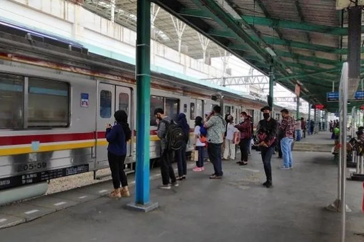 Suasana di Stasiun Manggarai saat hari kelima PSBB di Jakarta, Selasa (14/4/2020). (Suara.com/Bagaskara Isdiansyah)