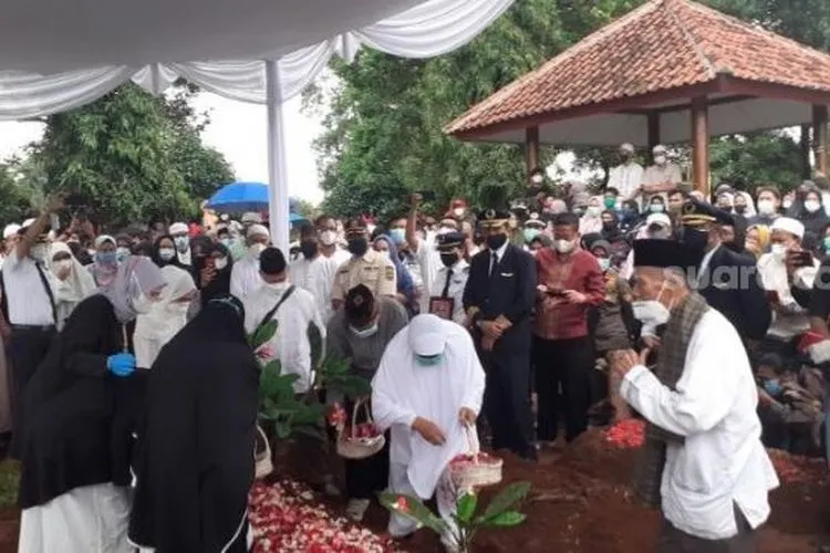 Proses pemakaman Almarhum Capt Afwan di TMP Pondok Rajeg Cibinong, Bogor Jawa Barat. (Suara.com/Andi Ahmad Sulaendi)