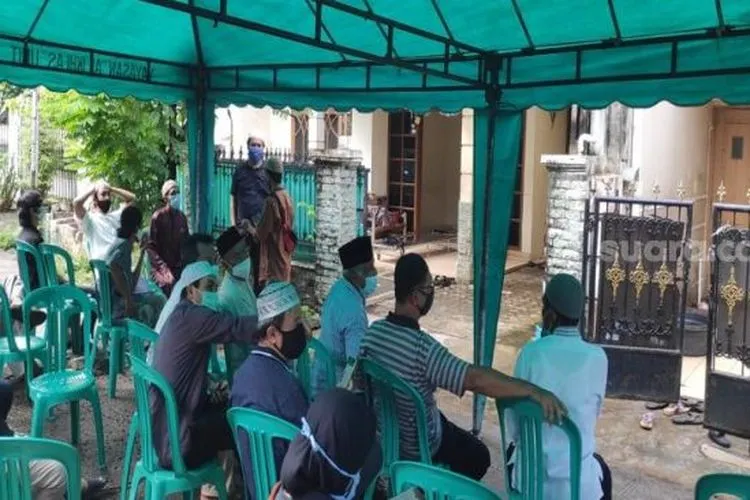 Rumah Ustaz Maaher di Bekasi mulai didatangi pelayat. (Suara.com/Bagaskara)