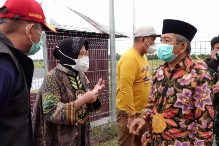 Tangkapan layar akun Linjamsos Oke saat Mensos Risma bersama rombongan di Kabupaten Mamuju Sulbar. [Antara]