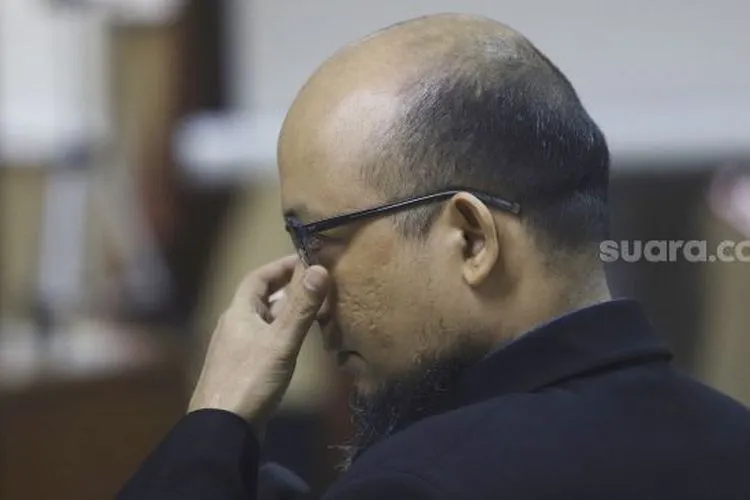 Penyidik senior Komisi Pemberantasan Korupsi (KPK), Novel Baswedan memberikan kesaksian dalam sidang kasus penyiraman air keras terhadapnya di Pengadilan Negeri Jakarta Utara, Jakarta, Kamis (30/4). [Suara.com/Angga Budhiyanto]