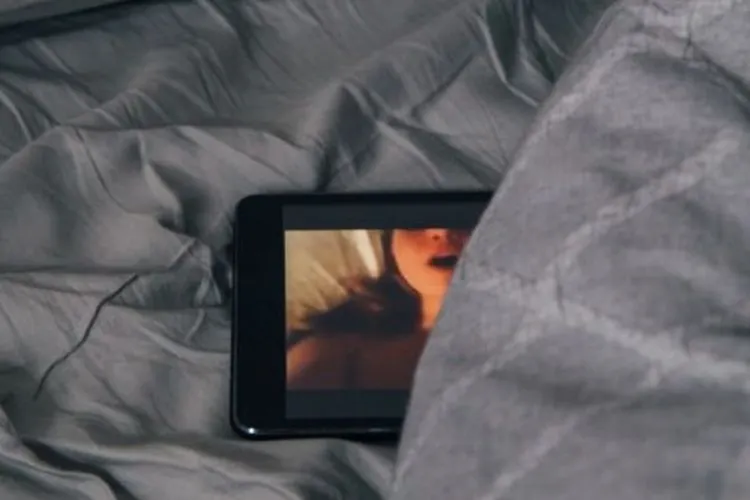 Ilustrasi video porno (Unsplash/Charles Deluvio)
