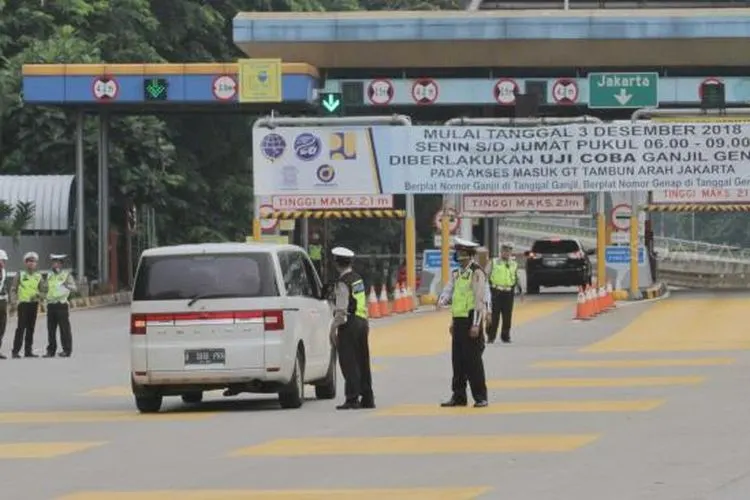 Sebagai ilustrasi, petugas memeriksa kendaraan di pintu Tol Tambun di Bekasi, Jawa Barat. (Suara.com/Fakhri Hermansyah)