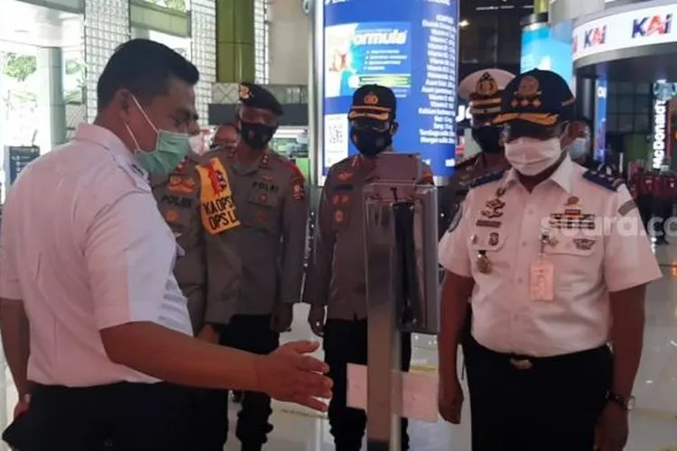 Kepala Korps Lalu Lintas (Kakorlantas) Polri, Irjen Pol Istiono, melakukan sidak ke Stasiun Gambir, Jakarta Pusat, menjelang libur natal dan tahun baru. (Suara.com/Fakhri Fuadi)