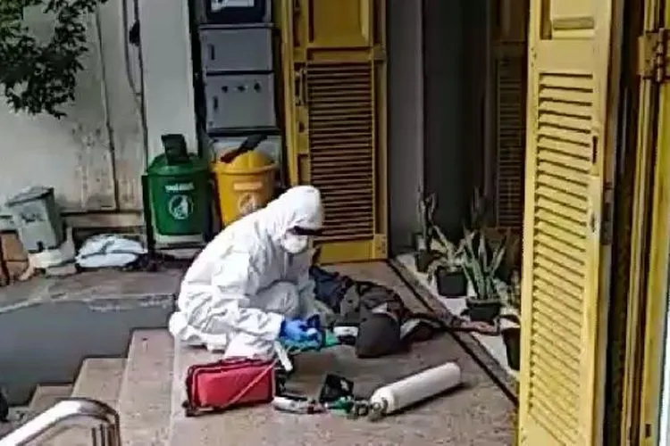 Bidik layar video WNA mendadak pingsan saat datangi klinik Prodia, Tebet, Jakarta Selatan. (istimewa)