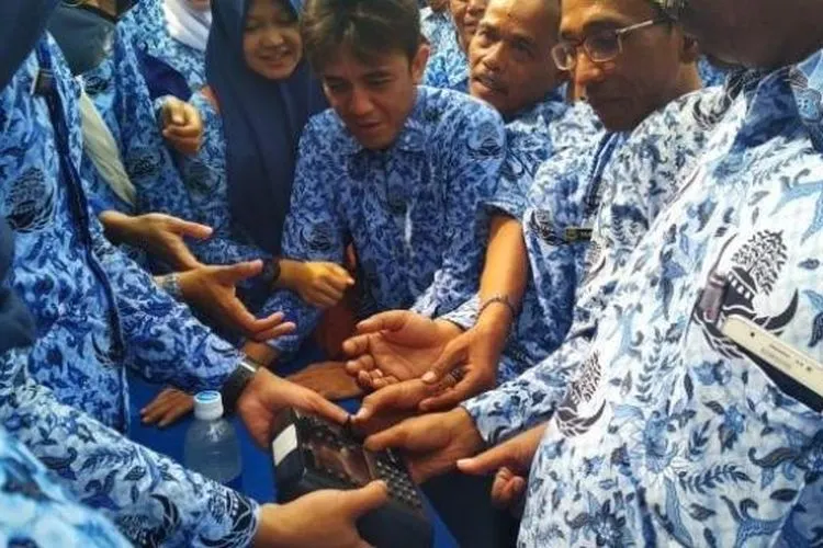 Sebagai ilustrasi, ASN berebut absensi dengan fingerprint. [Usman/bantennews]