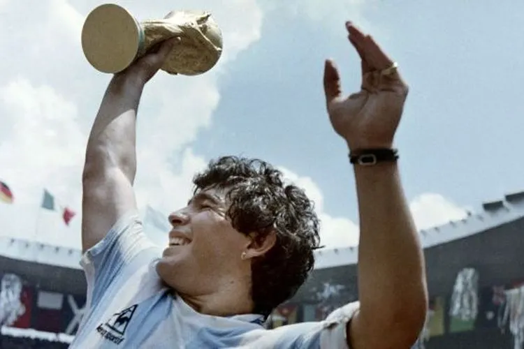 Dalam foto file ini diambil pada tanggal 29 Juni 1986 kapten tim bintang sepak bola Argentina Diego Maradona mengangkat Piala Dunia yang dimenangkan oleh timnya setelah kemenangan 3-2 atas Jerman Barat di stadion Azteca di Mexico City. [STAF / AFP]