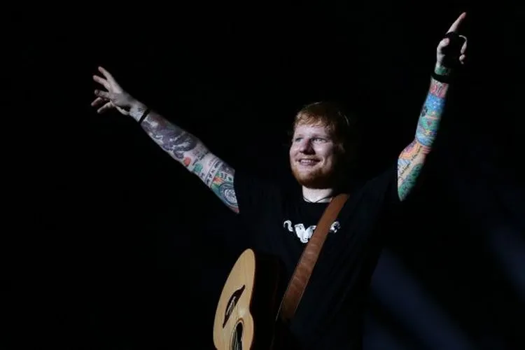 Penyanyi Ed Sheeran tampil menghibur penggemarnya saat konser di Stadion Gelora Bung Karno, Jakarta, Jumat (3/5).[ANTARA FOTO/Rivan Awal Lingga]