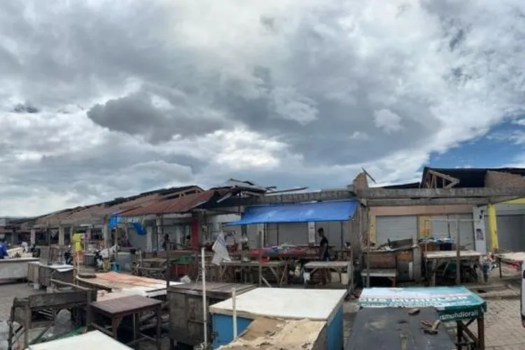 Puting Beliung Terjang Sidoarjo, Pasar hingga Rumah Porak-poranda (suara)
