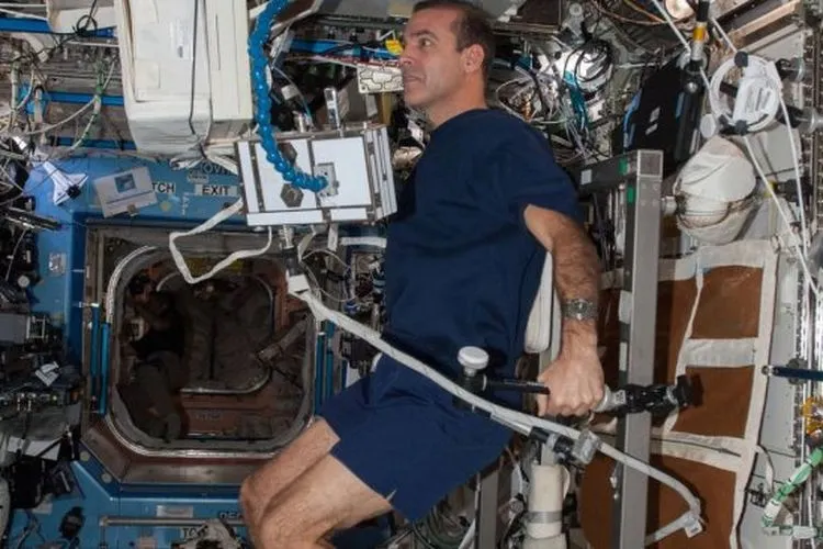 Seorang astronot mengunakan Cycle Ergometer. [NASA]