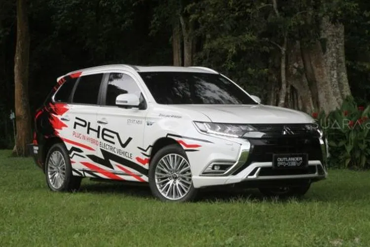 Mitsubishi Outlander PHEV mengandalkan dua jenis motor penggerak roda [Suara.com/manuel Jeghesta Nainggolan].